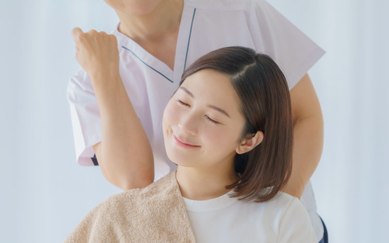 肩の施術を受けている女性